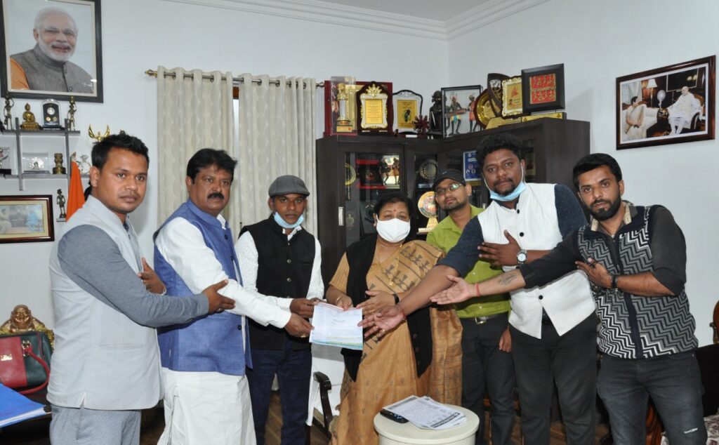 राज्यपाल को प्रतिनिधिमण्डल ने शिक्षक भर्ती संबंधी समस्याओं से अवगत कराया The delegation led by Mr. Sanjay Srivastava met Governor Ms. Anusuiya Uike and apprised them of the problems related to teacher recruitment.
