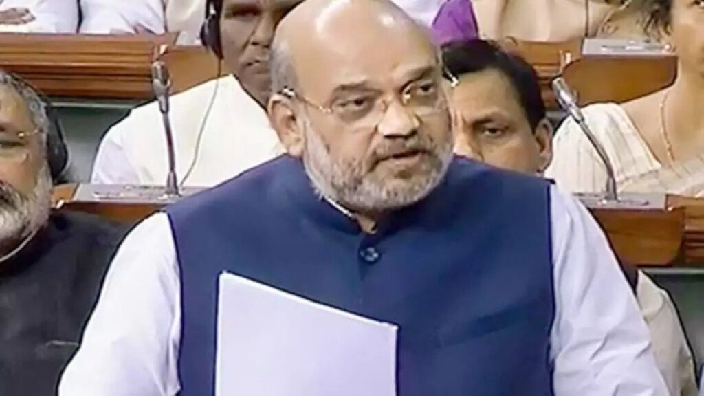 लोकसभा में अमित शाह ने कांग्रेस को दिया मुंहतोड़ जवाब, बोले-किसके दबाव में अनुच्छेद 370 को इतने समय तक जारी रखा? During this, Home Minister Amit Shah said that Jammu and Kashmir will be given state status at the right time. During this, he targeted