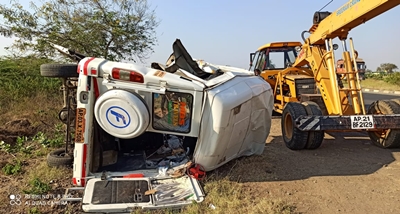 आंध्र प्रदेश के कुरनूल जिले में दर्दनाक सड़क हादसा, 14 लोगों की जान गई a painful road accident occurred at around 4 am in which 14 people have died. According to the information, 14 people died in a fierce collision between a tempo-lorry near Madapuram in Andhra Pradesh's Kurnool district.