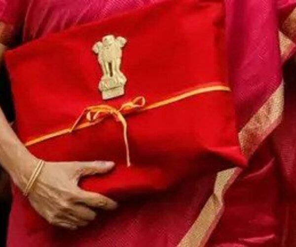 बजट 2021: शराब की कीमतों में हुई बढ़ोत्तरी तो पेट्रोल-डीजल पर सेस भी लगा, जाने बजट में औऱ क्या हुआ बदलाव Budget 2021 Today, Nirmala Sitharaman presented the budget in Parliament House. During this time, he made several big announcements including raising