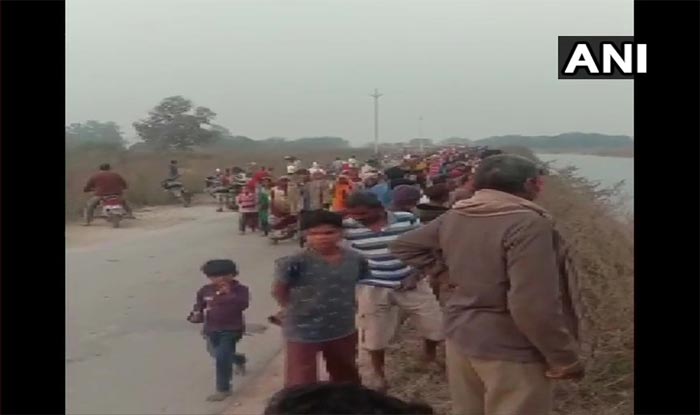बड़ा हादसा: मध्य प्रदेश के सीधी जिले में नहर में गिरी 54 यात्रियों से भरी बस, 47 लापता There is a big accident on Tuesday. A bus filled with 54 passengers fell into a canal in a straight. Seven people have been rescued in this accident, search is on for 47 missing people.
