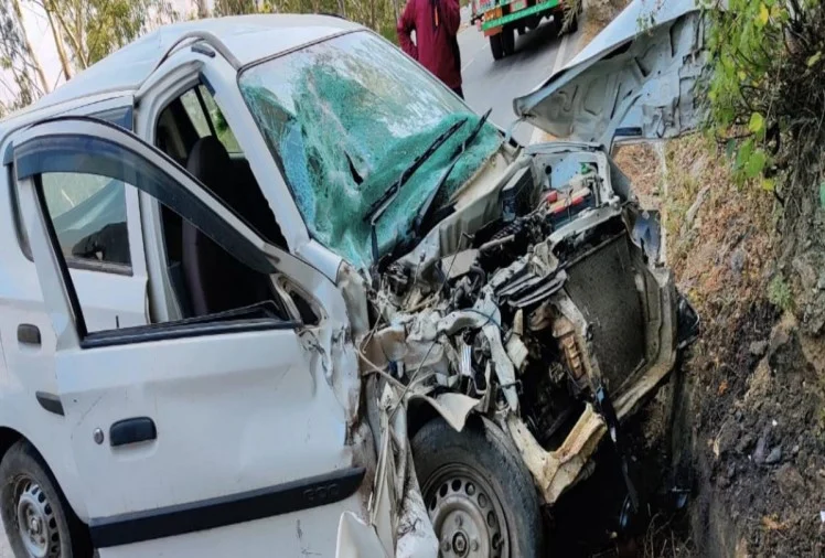 मध्यप्रदेश के इंदौर में दर्दनाक हादसा, सड़क किनारे खड़े टैंकर में घुसी कार, छह लोगों की मौत Madhya Pradesh is not taking the name of halting accidents. Innocent people are losing their lives in a road accident. A car rammed into a fuel tanker parked on the roadside at Talavali Chanda in the Lasudia police station area of Indore in Madhya Pradesh, leading to the painful death of six people in the car.
