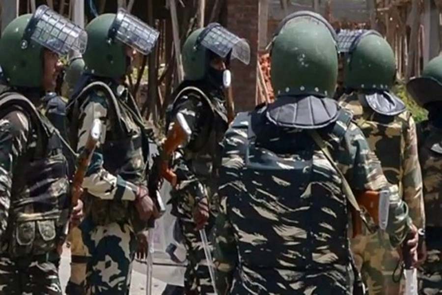 बंगाल में विधानसभा चुनाव की घोषणा से पहले आज पहुंची केंद्रीय बल की 12 कंपनियां 12 companies of the Central Armed Police Force (CAPF) reached here on Saturday before the announcement of assembly elections in Bengal. Elections for the state's 294-member assembly are expected in April-May.