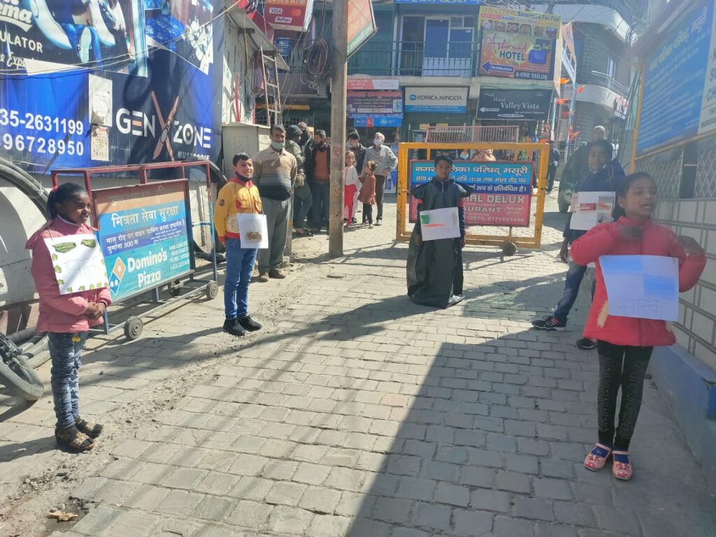 A special theme under the Swachh Bharat Mission was organized in Dehradun on Sunday, "Theme is to be easy". Nukkad Natak