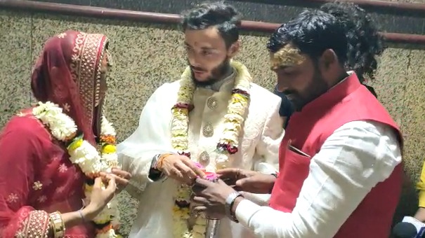 फ्रांस के रोमन ने भारतीय युवती धरती से काशी के मार्कण्डेय महादेव मंदिर में भारतीय रीति रिवाज से लिए सात फेरे It is often the case that people of foreign origin make marriages in India, but marriages are rarely seen in Indian customs. The temple's priest Munna Giri married both of them and blessed them to be happy all their lives.