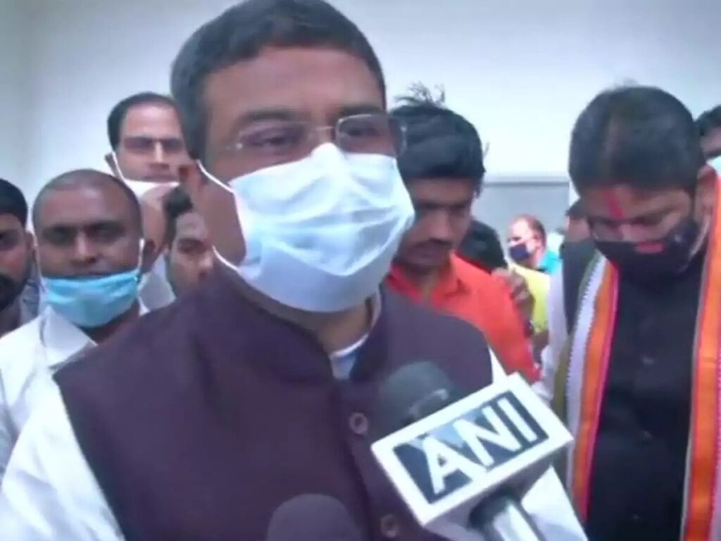 पेट्रोलियम मंत्री धर्मेंद्र प्रधान का अजीबो-गरीब बयान, कहा-ठंड के कारण बढ़ गए पेट्रोल-डीजल और एलपीजी के दाम Union Petroleum Minister Dharmendra Pradhan's strange statement on the prices of petrol and diesel and LPG has been reported across the country.