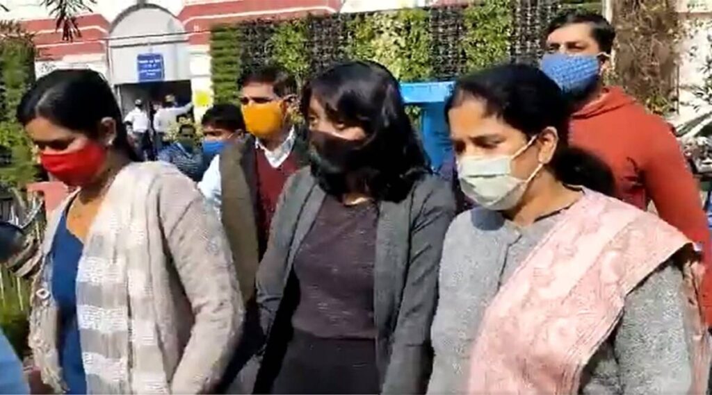 दिल्ली पुलिस का बड़ा खुलासा- दिशा, निकिता और शांतनु ने बनाया टूलकिट,‘खालिस्तानी समर्थक समूह’की बैठक में शामिल हुई थी निकिता Delhi Police has issued a warrant against Nikita Jacob in connection with climate activist Greta Thunberg sharing a 'toolkit' related to farmers' demonstrations on social media. Delhi Police gave information on this matter through a press conference.