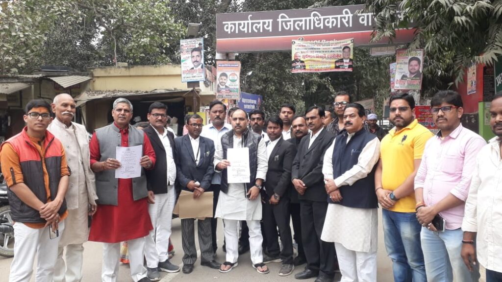 राहुल गांधी को चीन का एजेंट बताने वाले मनोज तिवारी के खिलाफ परिवाद दाखिल, 26 को होगी सुनवाई Complaint was lodged by the Metropolitan President Raghavendra Chaubey and State Vice President Congress Law Cell Ashok Singh for taking legal action against BJP MP Manoj Tiwari for making indecent remarks against former Congress President Rahul Gandhi in Varanasi Court.