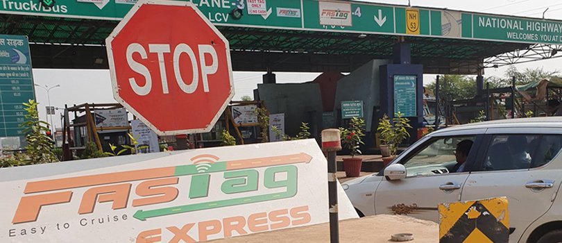 आज से फास्टैग हुआ जरूरी, नहीं लगाने पर देना होगा जुर्माना When crossing the toll plaza of any national highway in the country, now fastag will need to be applied. From today all four wheelers will be required to install FASTAG to pay toll tax. This new arrangement will be only for four wheelers.