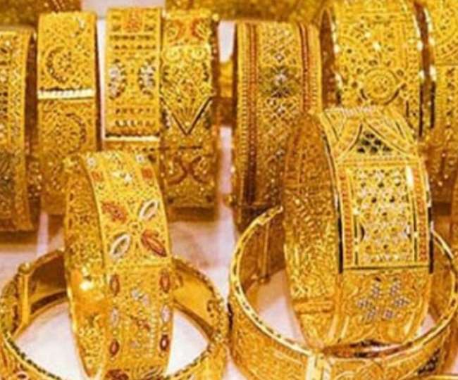 सोने में के दाम में आई गिरावट, चांदी के दाम में तेजी- जानें 10 ग्राम सोने का भाव On Thursday, the gold prices showed weakness in the Delhi bullion market, but silver saw a slight rise. Gold fell by Rs 320 to Rs 45,867 per 10 grams. At the same time, silver closed at Rs 68,283 per kg, with a slight rise of Rs 28.