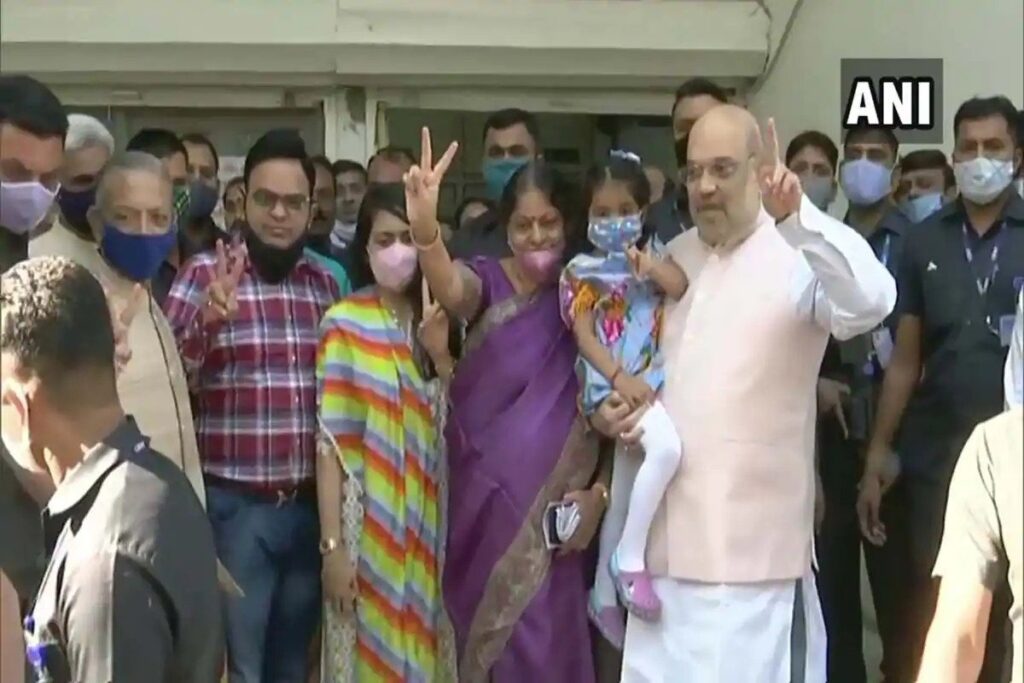 गुजरात के 6 शहरों में नगर निकाय चुनावों की वोटिंग जारी, अमित शाह ने डाला वोट Voting for the municipal elections has started in the morning in six major cities of Gujarat, Ahmedabad, Surat, Vadodara, Bhavnagar, Jamnagar and Rajkot.
