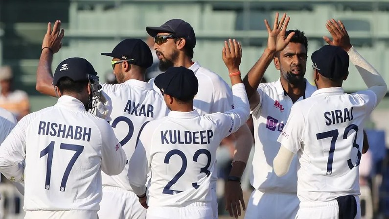चेन्नई टेस्ट: भारत ने इंग्लैंड को 317 रन से दी मात England batsmen surrendered after India were trapped in the chakra of left arm spinner Akshar Patel (five for 60), off-spinner Ravichandran Ashwin (3 for 53) and Chinaman bowler Kuldeep Yadav (2 for 25). Within three and a half days, winning the second Test by a huge margin of 317 runs, 1-1 in the four-Test series. India upheld their hopes of reaching the final of the ICC Test Championship with this victory.