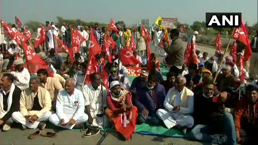किसानों ने कई जगहों पर सड़कों को किया जाम, कर्नाटक में कई प्रदर्शनकारी हिरासत में Police have taken into custody several protesters protesting outside the police station in Bengaluru, Karnataka.Chakka jam started at 12 noon.