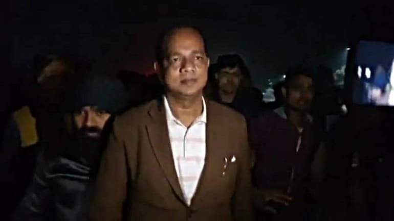 पश्चिम बंगाल के मंत्री जाकिर हुसैन पर बम से हमला, गंभीर रूप से घायल Unidentified miscreants carried out several bomb attacks at Nimmita railway station in Murshidabad district of West Bengal in which state minister Zakir Hussain was seriously injured. Giving this information, the police said