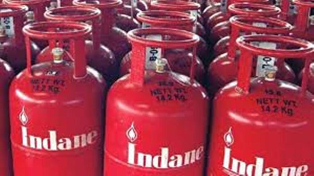 फिर बढ़े एलपीजी गैस सिलेंडर के दाम, जानिए आपके शहर में नई कीमत Government oil companies have increased the prices of LPG gas cylinders from today. The price of LPG gas cylinder in Delhi has been increased by 50 rupees. Along with this, 14.2 kg subsidized gas cylinder will also be available for Rs 769.