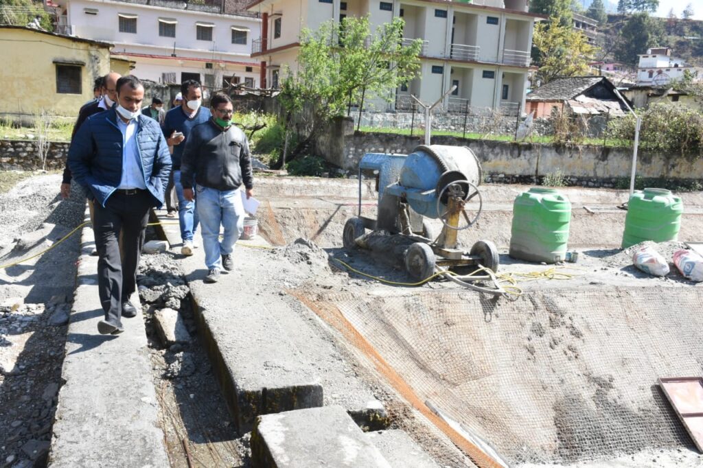District Magistrate Shri Mayur Dixit made a geographical inspection of the village of Sauna, Gangori, Netla and took stock of the newly constructed schemes.
