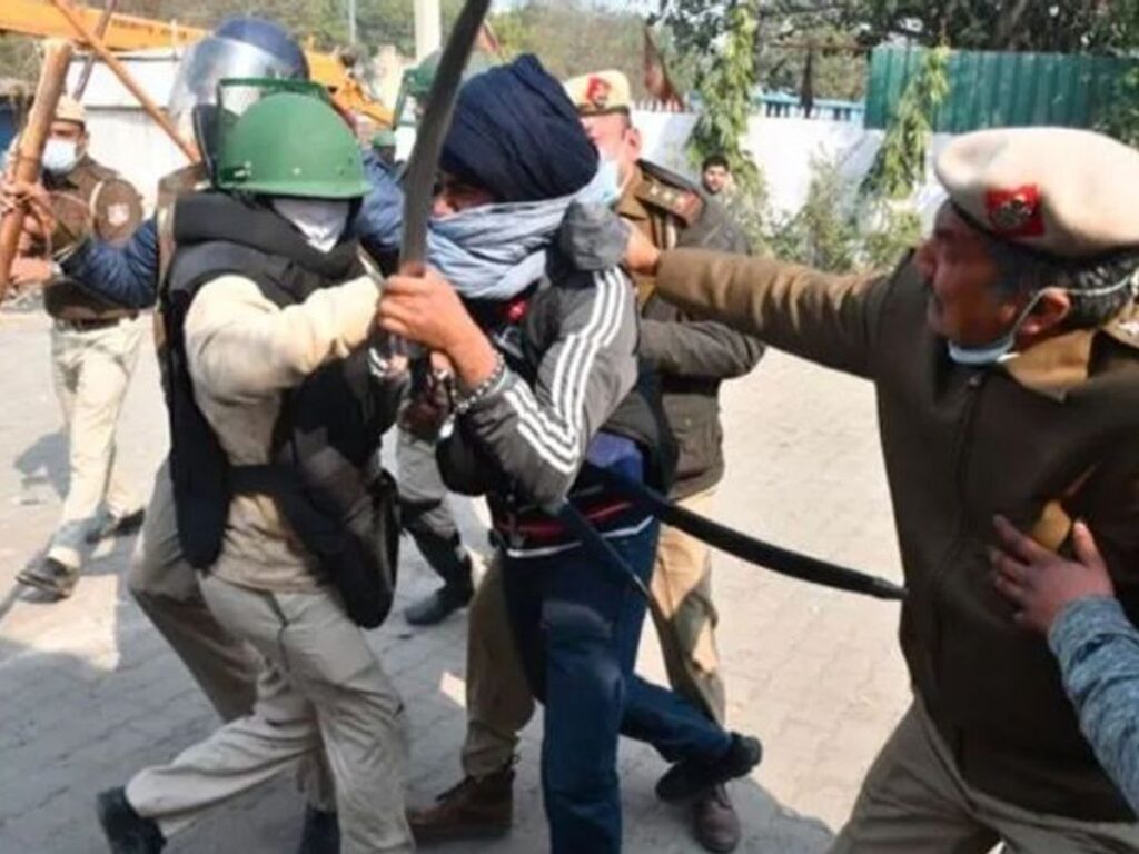 सिंघु बॉर्डर पर SHO पर तलवार से हमला करने वाला आरोपित हरप्रीत गिरफ्तार Delhi Police have arrested the Nihang protester, who attacked the policemen with a sword on the Singhu border on Tuesday night. Not only this, during this time he ran away with a police jeep. The policemen succeeded in arresting him after hard work.