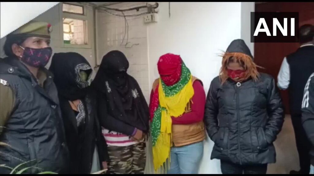 नोएडा पुलिस ने एस्कॉर्ट सर्विस की आड़ में चल रहे सेक्स रैकेट गिरोह का किया पर्दाफाश, 4 महिलाओं समेत 5 अरेस्ट Noida police, escort service, sex racket gang, 5 arrests including 4 women