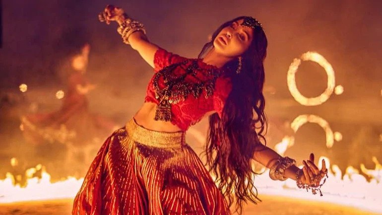 ‘छोड़ देंगे’ का टीज़र हुआ रिलीज, अपने नए गाने में बंजारन लुक में दिखी नोरा फतेही Nora Fatehi is liked due to her dance style. Now the teaser of Nora's new song 'Chhote Le Jayenge' has surfaced in which she is seen in a Banjaran look.