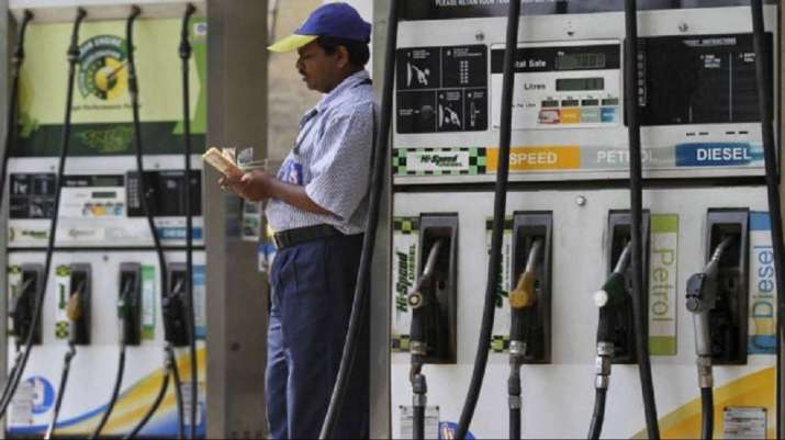 फिर बढ़े पेट्रोल-डीजल के दाम, जानें आज क्या है रेट Petrol and diesel prices in the country are skyrocketing today. After this, petro has become expensive by 39 paise and diesel 37 paise per liter in the capital Delhi.