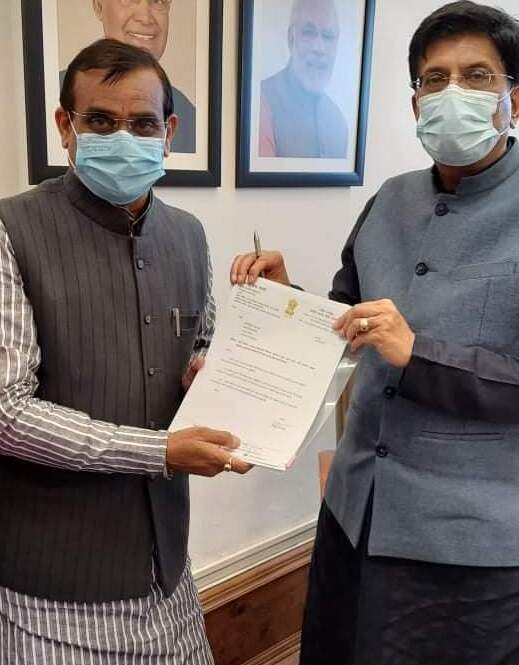 खजुराहो सांसद विष्णु दत्त शर्मा ने केंद्रीय रेल मंत्री पीयूष गोयल से की मुलाकात कर सौंपा मांग पत्र Khajuraho MP Vishnu Dutt Sharma went to the office of Union Railway Minister Piyush Goyal in Delhi and handed over a demand letter referencing