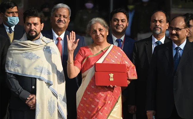 बजट 2021: आम बजट में रेलवे के लिए 1 लाख 10 हजार 55 करोड़ रुपये आवंटित, रेल योजना 2030 तैयार Budget 2021 Today i.e. on Monday, Finance Minister Nirmala Sitharaman presented the General Budget. During this period, he has allocated Rs 1,10,055