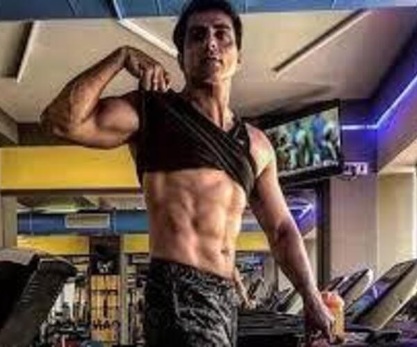सोनू सूद ने सोशल मीडिया पर शेयर किया शानदार ऐब्स… By the way, everyone is crazy about the body fitness of Bollywood actor Sonu Sood. Sonu may be portrayed as a villain in Bollywood, but he plays a