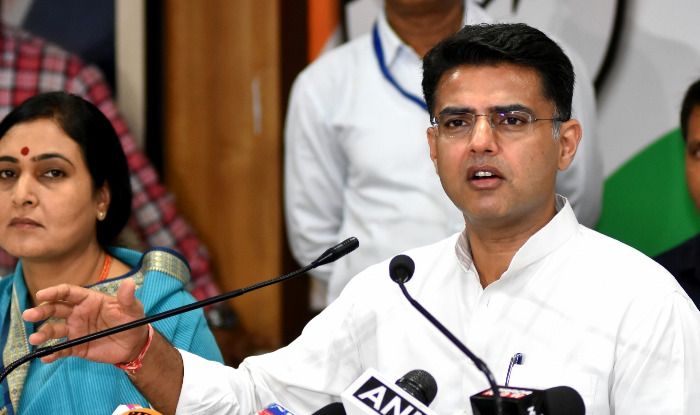 राहुल गांधी की मौजूदगी में मंच से उतारे गए सचिन पायलट, आचार्य प्रमोद कृष्णम ने जताई आपत्ति Acharya Pramod Krishnam, while expressing a strong objection to Sachin Pilot being asked to get off the stage, tweeted that when the farmer leader is asked to get off the stage in the farmers' panchayat