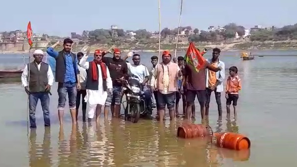 बढ़ती महंगाई से परेशान सपाइयों ने अपनी बाइक और गैस सिलेंडर को किया नदी में विसर्जित SP protested against the continuous increase in the prices of petrol-diesel and gas cylinders. The SPs opposed the uncontrolled inflation by immersing the motor cycle and gas cylinders into the river. Sanjay Priyadarshi said that the government has passed the culmination of insensitivity.