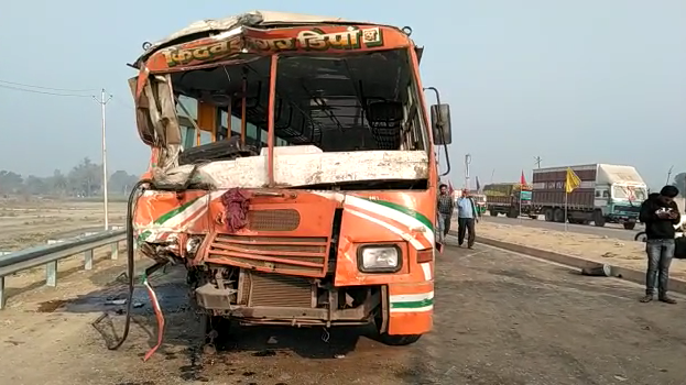 रोडवेज बस और ट्रक की भिड़ंत में एक यात्री की मौत, कई घायल A passenger was killed on the spot in a face-to-face confrontation of a roadways bus and truck going from Delhi to Kanpur, while several people were injured. Injured admitted to the district hospital.