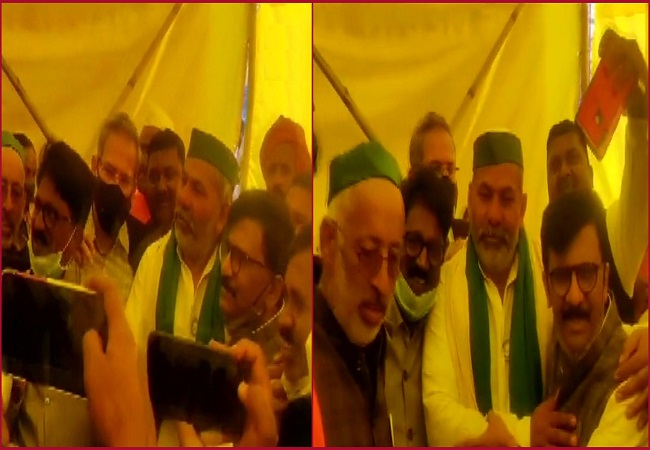 किसानों के समर्थन में संजय राउत पहुंचे गाजीपुर बॉर्डर, बोले- अहंकार से देश नहीं चलता Shiv Sena leader Sanjay Raut along with party MP Arvind Sawant also reached Ghazipur border. During this time, he said that the message he had to