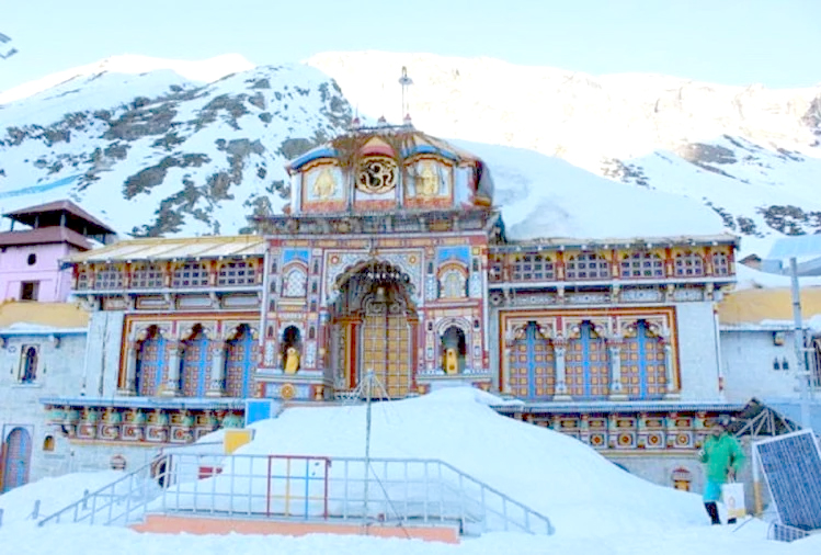 18 मई से श्रद्धालुओं के लिए खुलेंगे बदरीनाथ धाम के कपाट Lord Badri Vishal's doors will be opened on May 18 at 4:15 am for the devotees. Gadu Ghara Yatra is scheduled on 29 April. In the presence of Tehri Naresh and Maharani, the date of opening of the doors of Shri Badrinath Dham in the Narendranagar court and the extract of sesame oil for the Mahabhisheka was announced.