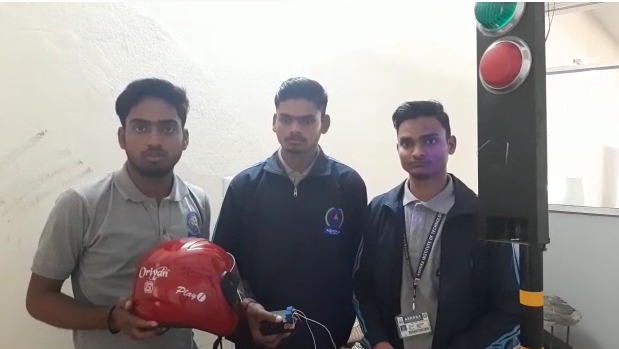 अब हेलमेट से होगी पेट्रोल की बचत, बिना हेलमेट के स्टार्ट नहीं होगी मोटरसाइकिल In order to follow the traffic rules, 3 students of Ashoka Institute of Varanasi, Vipin Maurya, Ashish Tripathi, Calligraph Kumar Nishad, Ashish Tripathi have created a traffic system helmet that allows the family and ambulance to send the location of the accident area in case of an accident. This will also save petrol from this helmet. This helmet has been named by students as Smart Traffic Helmet.