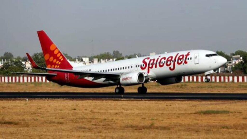 तकनीकी खराबी के कारण स्पाइसजेट विमान की इमरजेंसी लैंडिंग, पश्चिम बंगाल के डीजीपी बीरेंद्र और सुरक्षा सलाहकार भी थे सवार Spicejet aircraft Shortly after take-off, a sudden smoke started coming out of the cabin in the aircraft going to Bagdogra, due to which SpiceJet's plane was