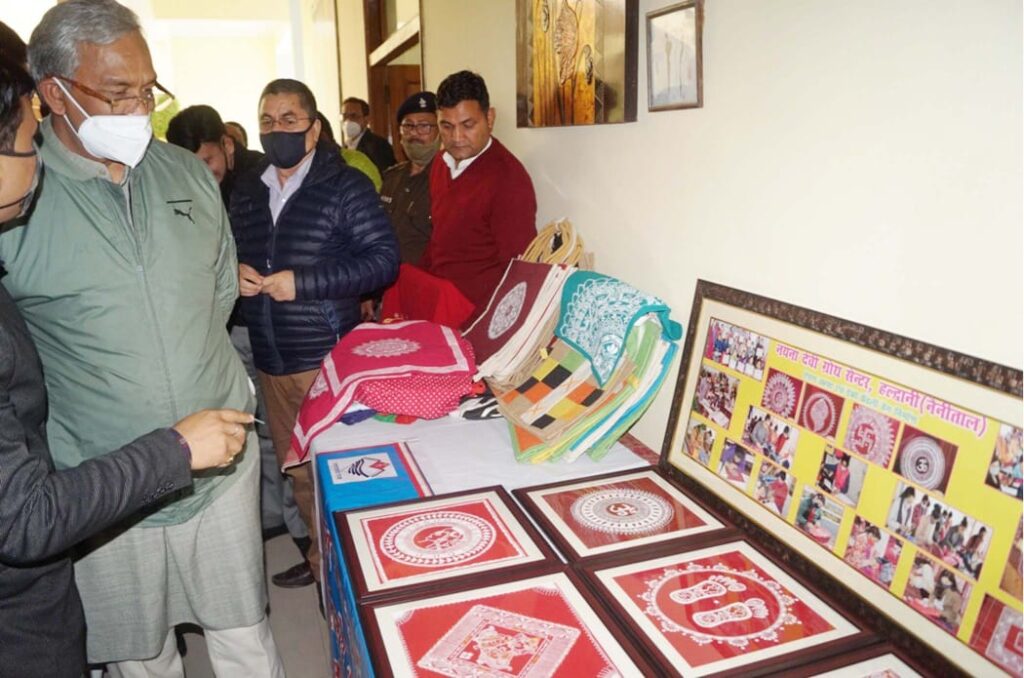 मुख्यमंत्री श्री त्रिवेन्द्र सिंह रावत ने जनपद में संचालित एवं प्रस्तावित कार्यों की गहनता से की समीक्षा Chief Minister Shri Trivendra Singh Rawat conducted a thorough review of the operations and proposed works in the district in the Circuit House