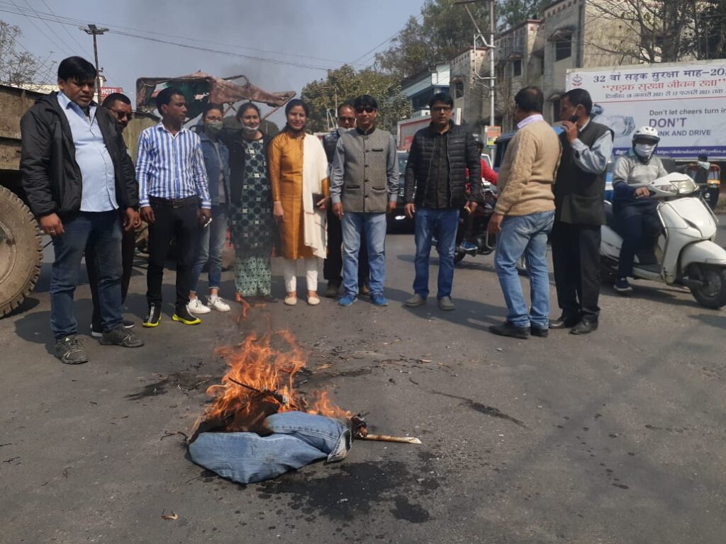 महंगाई के विरोध में उत्तराखंड क्रान्ति दल का पुतला दहन Modi's government, which promised to reduce inflation in 100 days, has broken public back from inflation. The prices of petrol, diesel and cooking gas are touching the sky in the country. But the government remains silent. Ever since the BJP government has been in power, inflation and unemployment have been at a peak. The BJP government has proved its anti-poor character by unexpectedly increasing the prices of LPG since last two months.