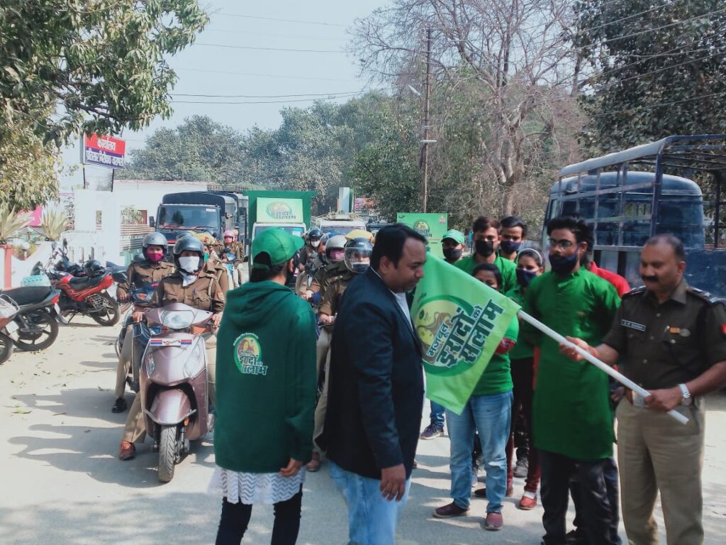 एसपी ने मिशन शक्ति जागरूकता रैली को दिखाई हरी झंडी, महिलाओं को किया गया जागरूक An awareness rally was organized by the Varanasi Police in collaboration with Dabur Amla from the Reserve Police Line, Varanasi, in order for the "Mission Shakti" campaign launched by the Uttar Pradesh government for women's safety, respect and self-reliance.