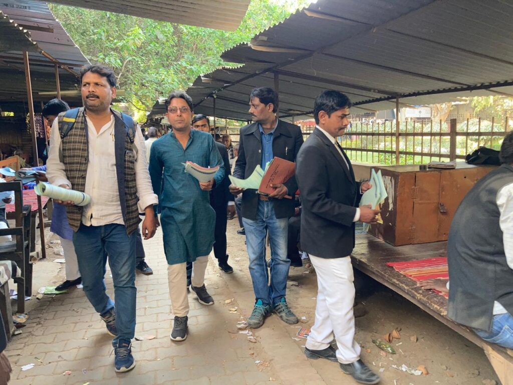 किसान आंदोलन के समर्थन में अधिवक्ता और संयुक्त किसान मोर्चा ने कचहरी में बाँटा पर्चा