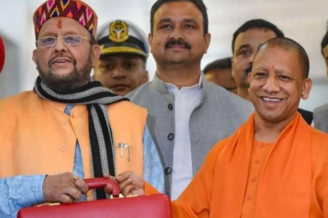 योगी सरकार का ऐतिहासिक-पेपरलेस बजट, वित्त मंत्री सुरेश कुमार खन्ना ने पेश किया 5.5 लाख करोड़ का बजट Finance Minister Suresh Kumar Khanna of Yogi Adityanath's government of Uttar Pradesh will present the fifth budget today i.e. on Monday, which is being described as big and historical.