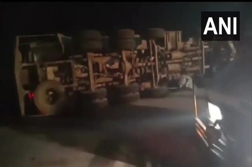 यमुना एक्सप्रेस वे पर दर्दनाक हादसा- डीजल टैंकर से टकराई इनोवा कार, 7 लोगों की मौत There was a tragic accident on Yamuna Expressway today. An Innova vehicle collided with an oil-filled tanker near Milestone 68 here. Explain that the bump is so strong