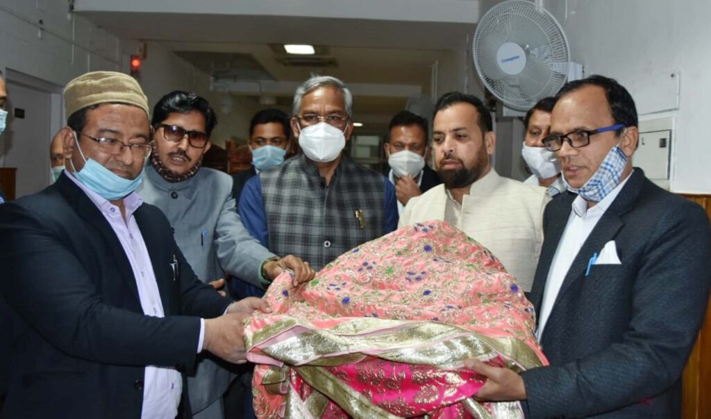 प्रदेश में शांति, विकास तथा प्राकृतिक आपदाओं से सुरक्षा की कामना के लिए सीएम त्रिवेंद्र सिंह रावत ने अजमेर भेजी सद्भावना चादर Chief Minister Shri Trivendra said that with the wish of peace, development and protection from natural disasters, goodwill sheet is being sent to Ajmer in the last year.