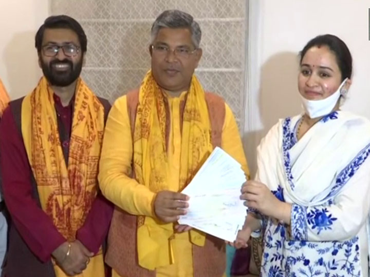 अपर्णा यादव ने राम मंदिर निर्माण के लिए दिए 11 लाख रुपए, बोली- मैंने ये स्वेच्छा से किया है… Aparna Yadav, daughter-in-law of Samajwadi Party leader and former Chief Minister Mulayam Singh Yadav of Uttar Pradesh, has donated Rs 11 lakh for the construction of a Ram temple in the religious city of Ayodhya.