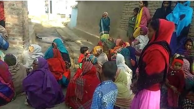जालौन में शराब पीकर दोस्तों में मारपीट, एक की गयी जान In Jalaun, there was a quarrel among the alcoholics in a quarrel and a fight, which led to the death of a young man. The whole matter is of village Panayara in Konch Kotwali area, where last night Nandkishore alias Nandu son Baladin Ahirwar drinks alcohol on his native village liquor contract on the call of his friend Rajesh Ahirwar and his relative Devi. The talk increased so much that the fight fights changed.