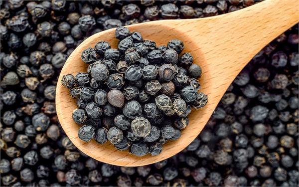 काली मिर्च तो खाते है लेकिन क्या आपको पता है इसके कितने फायदे है …. We all use black pepper from tea to cooking, but very few of us will also know that it is also effective in many dangerous diseases.
