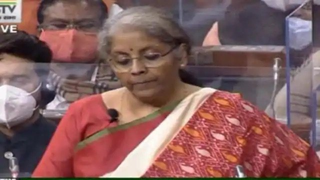 आम बजट 2021: केंद्रीय वित्त मंत्री निर्मला सीतारमण ने की बड़ी घोषणाएं, कोविड वैक्सीन के लिए 35 हजार करोड़ का एलान Union Finance Minister Nirmala Sitharaman presented the country's general budget for 2021-22 today i.e. on Monday. Explain that the health sector