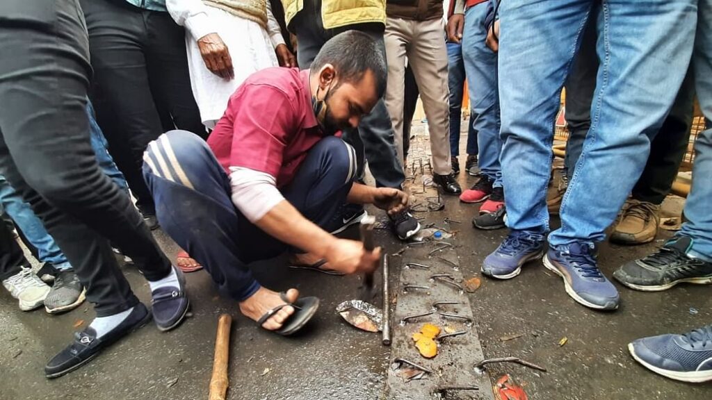 बॉर्डर पर सुरक्षा को पुख्ता रखने के लिए लगाई गई कीलों को अब हटा रही दिल्ली पुलिस At the same time, Delhi Police has made it clear that such videos and pictures are being broadcast in which it is shown that the nails are being