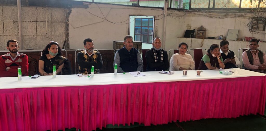 मसूरी विधायक गणेश जोशी ‘बातें कम-काम ज्यादा‘‘ कार्यक्रम की रुपरेखा के लिए भाजपा पदाधिकारियों के साथ की बैठक Mussoorie MLA Ganesh Joshi held a meeting with officials of Bharatiya Janata Party, Mussoorie Assembly constituency to be held on March 18 to mark the completion of 04 years of the state government.