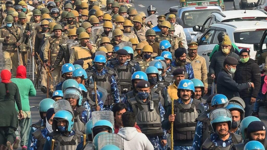 यूपी गेट पर बढ़ी किसानों की संख्या, दिल्ली पुलिस ने गाजीपुर बॉर्डर किया बंद The protest against the three agricultural laws continues on Tuesday. Keeping in view the security system, the police has completely sealed the Ghazipur border,