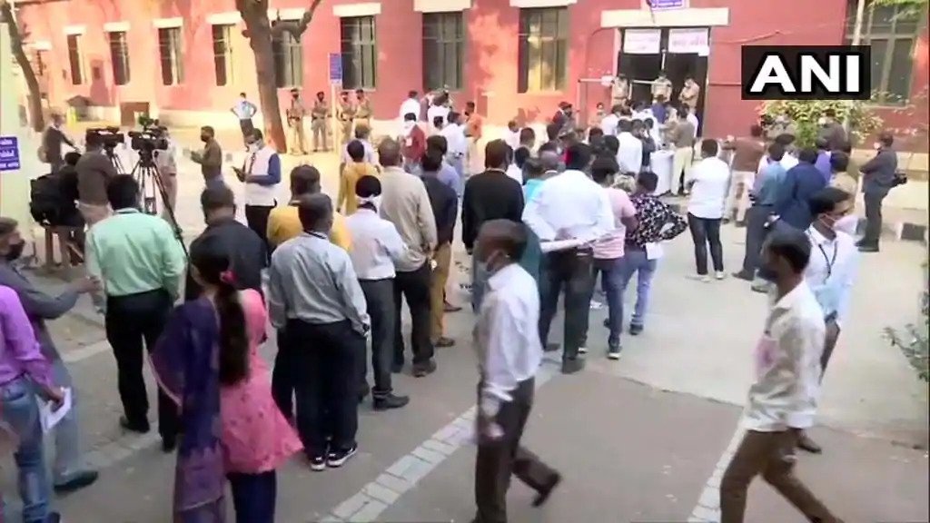 गुजरात स्थानीय निकाय चुनाव: शुरूआती रुझानों में बीजेपी सबसे आगे, AAP-AIMIM की भी बढ़त Everyone's eyes are on the results of Gujarat's local body elections. The contest here is mainly between the ruling BJP and the opposition Congress.