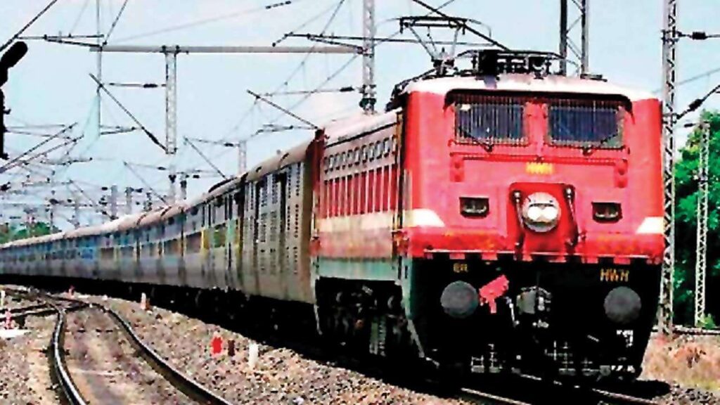 1 अप्रैल शुरू कर सकता है सभी ट्रेनों को परिचालन, होली पर बढ़ती डिमांड को देखते हुए मिल सकती है हरी झंडी Closed trains are expected to be operational from April 1 due to Corona epidemic. Explain that the Railways can take this decision to get rid of the crowds on Holi. However, the Indian Railways has said that no date has been set to resume the operations of all passenger trains.